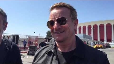 U2BR.COM - Bono fala com nossa equipe e assina a bandeira do site