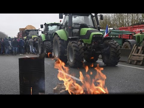 Протесты фермеров во Франции: гибель женщины, перекрытые дороги и обещания Макрона