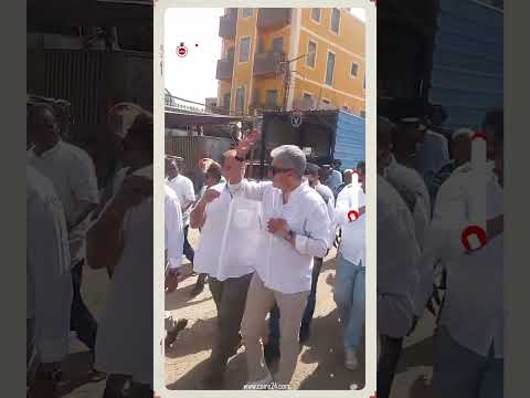 عاوز أتصور أنا وماما معاك صغير من ذوي الهمم يلتقط صورة تذكارية مع وزير السياحة في إسنا