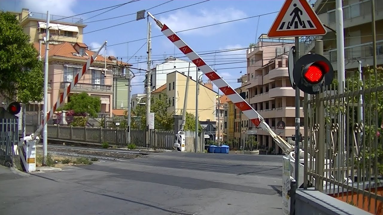 Spoorwegovergang Loano (I) // Railroad crossing // Passaggio a livello