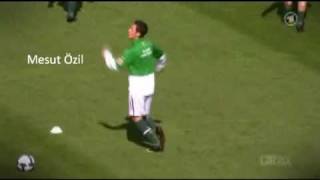 Mesut Özil Jongliert Mit Kaugummi