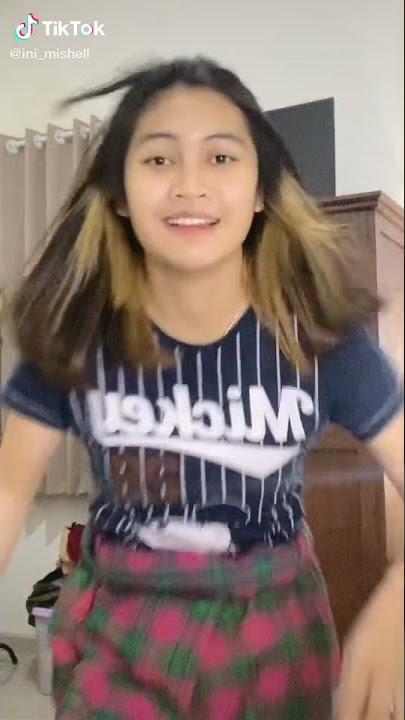 cewek cantik pake sarung goyang goyang asik untung sarungnya gk lepas