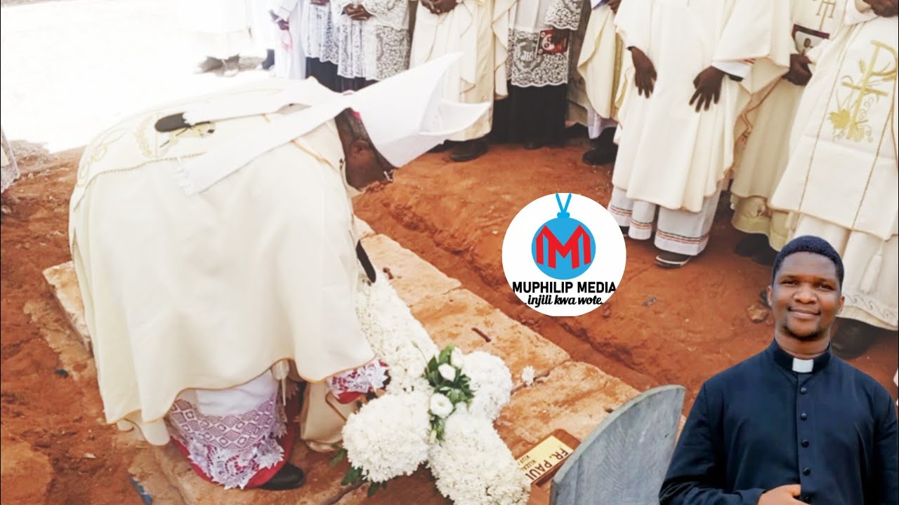 ASKOFU MKUU RUWA'ICHI ALIVYOONGOZA KUWEKA MASHADA YA MAUA KWENYE KABURI LA MAREHEMU PADRI SABUNI