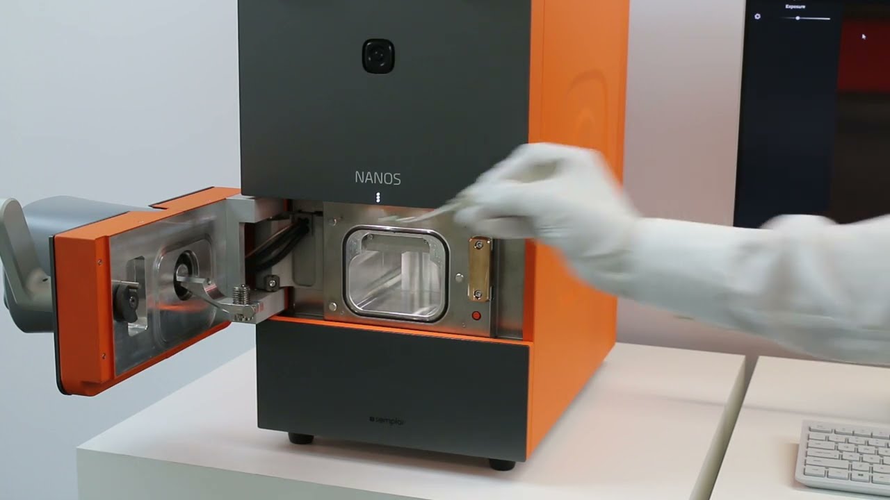 Loading a sample in the NANOS tabletop SEM - Semplor
