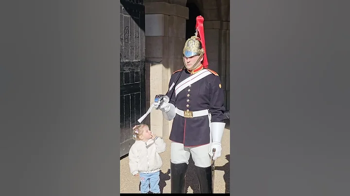 This King’s Guard is an Angel 😇