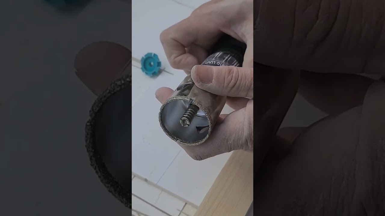 Exaktes Loch bohren mit Diamant Lochbohrer in Fliesen 