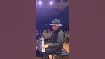 衝撃 コンサート中まさかの着信音が拍手喝采に変わる瞬間 Improvise With IPhone Ringtones Shorts 