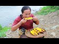 survival in the rainforest-women found two big fish for cook -Eating delicious HD