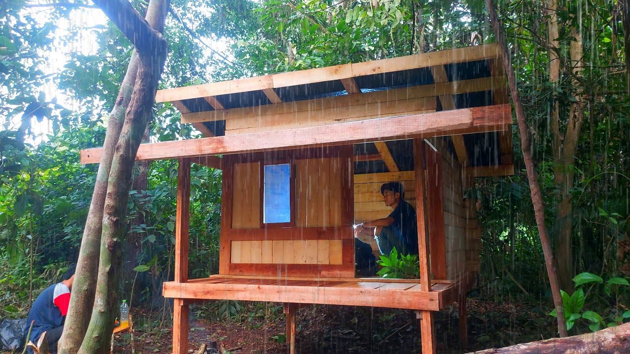Camping dihutan belantara - Membuat pondok kayu yang hangat untuk tempat perlindungan