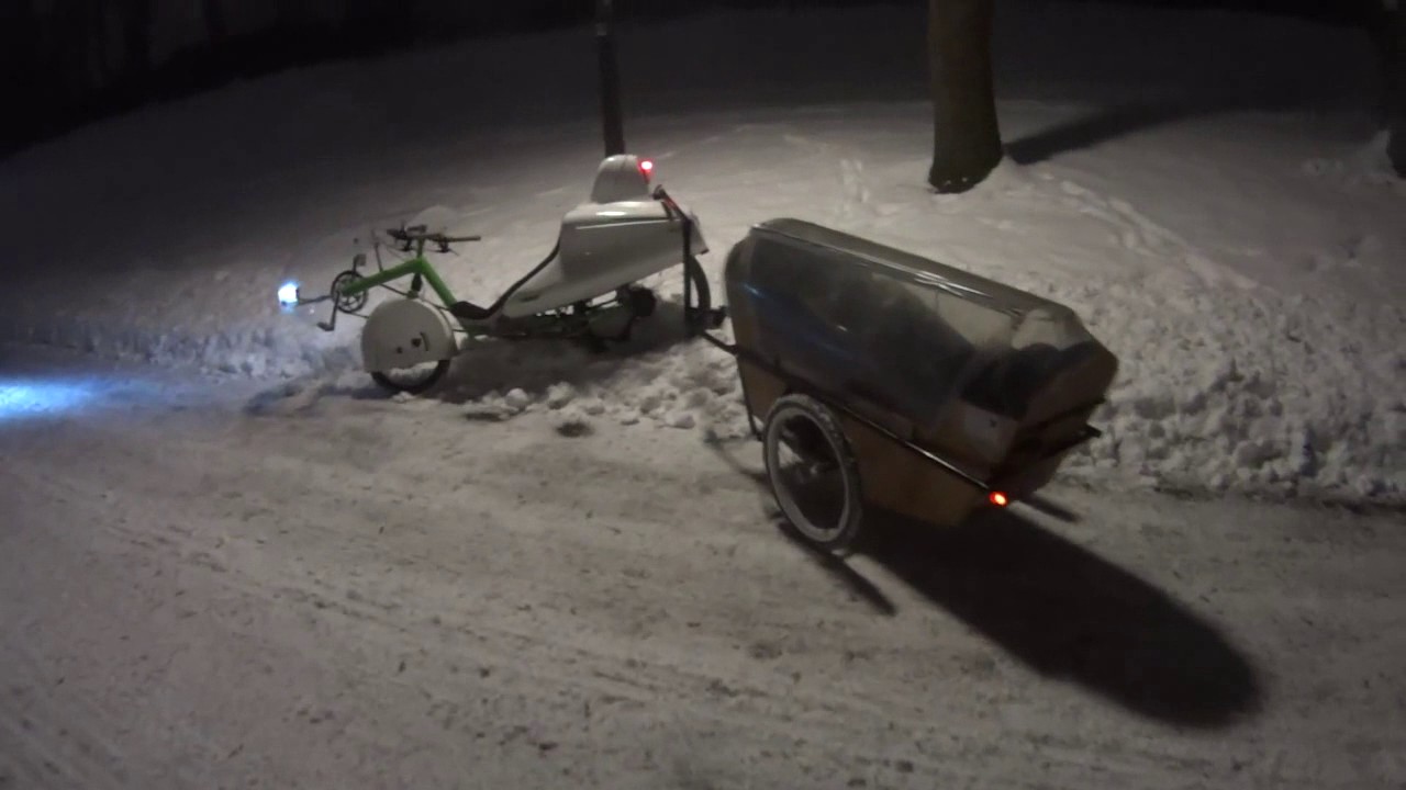 Winterliche Fahrradfahrt zur Mahnwache der Liebe mit Equipment im Anhänger