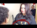 مرات الاب طردت ابنه قدام عينة والسبب غريب !!