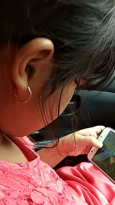 Seorang anak kecil kelas 1 SD pro main games ML