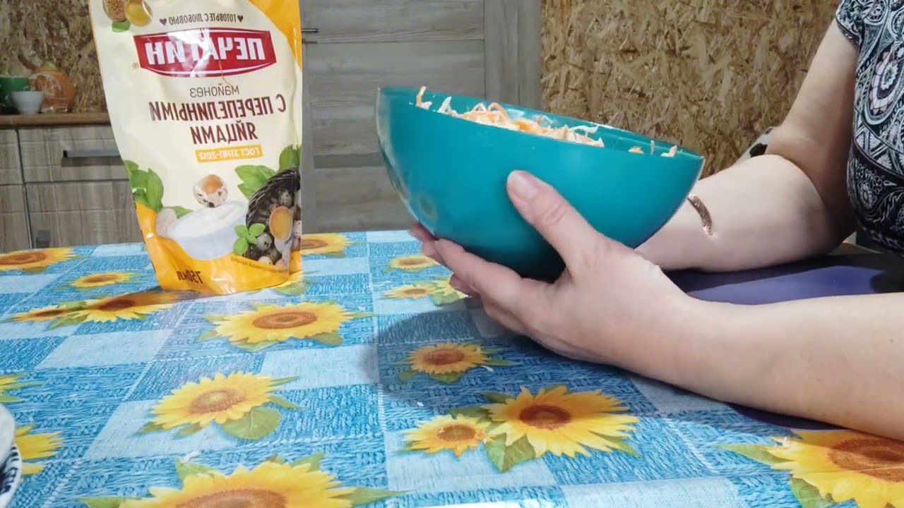 Салат по осеннему . С фасолью, куриным филе, морковью по корейски. Лёгкий  в приготовлении .