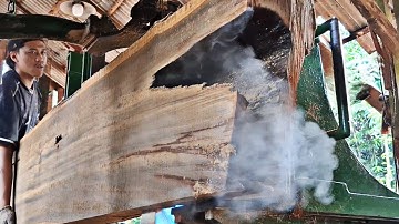 Unexpected events while sawing hollow teak logs at the sawmill that will really surprise you