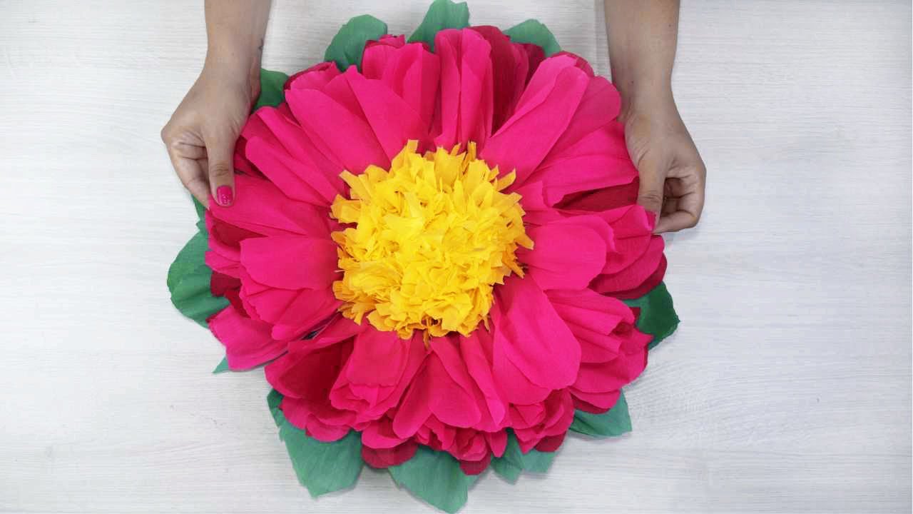 FLOR GIGANTE DE PAPEL CREPOM FÁCIL | IDER ALVES | Enfeites de papel crepom,  Flores de papel crepom, Como fazer flores de papel
