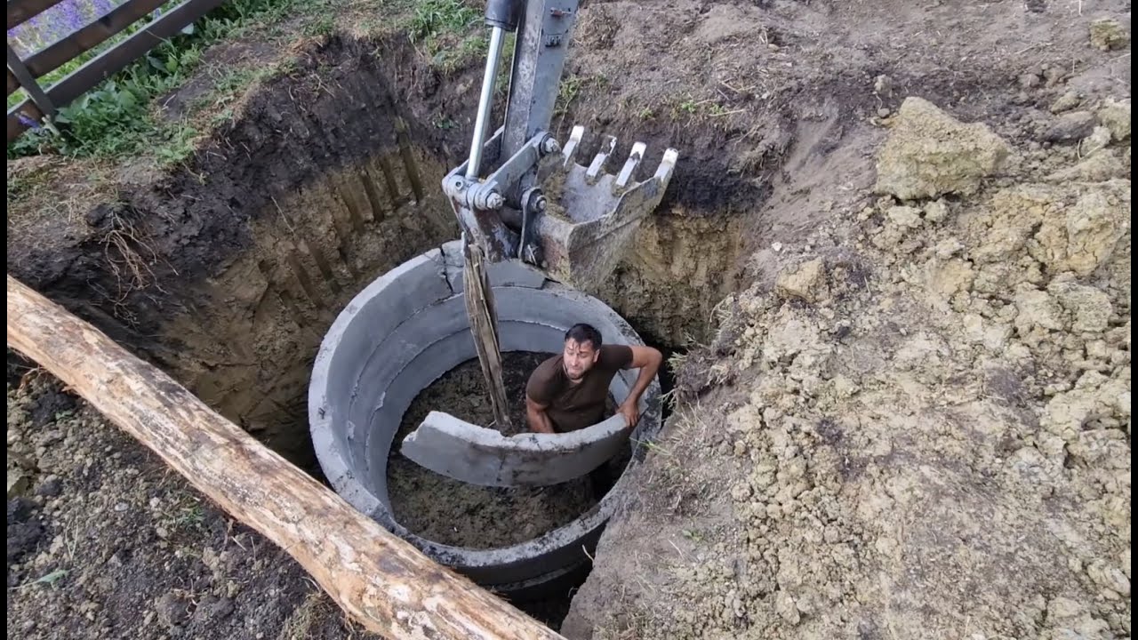 Montam tuburile în fosa de la Casuta din Padure !