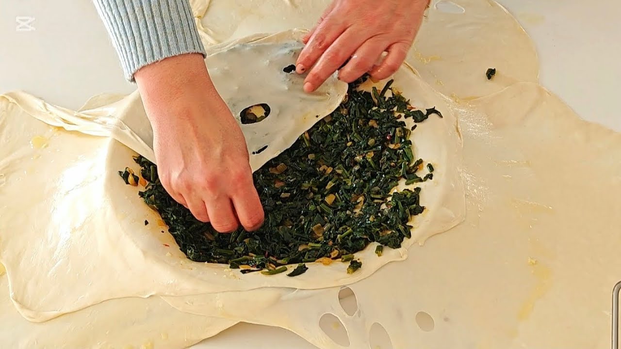 ıspanak aldığımda hemen yapıyorum yiyenler bayılıyor hayatımda yediğim en güzel börek #börektarifi ıspanak aldığımda hemen yapıyorum yiyenler bayılıyor hayatımda yediğim en güzel börek #börektarifi