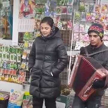 Цыгане на вокзале. Поют классно 🎶 - YouTube