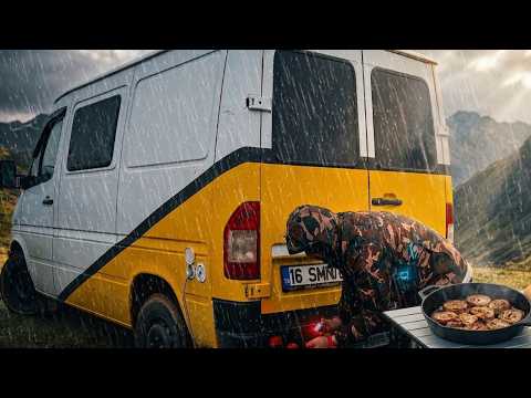 SİSLER İÇİNDE KAYBOLDUK ÇAKAL SESLERİYLE YAĞMUR KAMPI