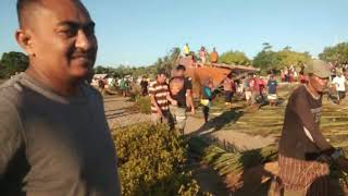 Tradisi gotong royong penarikan perahu turun landasan... PL. Pamungkas,     Desa Oelaba