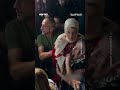 لحظات مؤثّرة لأسير فلسطيني محرَّر من مدينة البيرة بالضفة الغربية المحتلة يحمل والدته بين ذراعيه