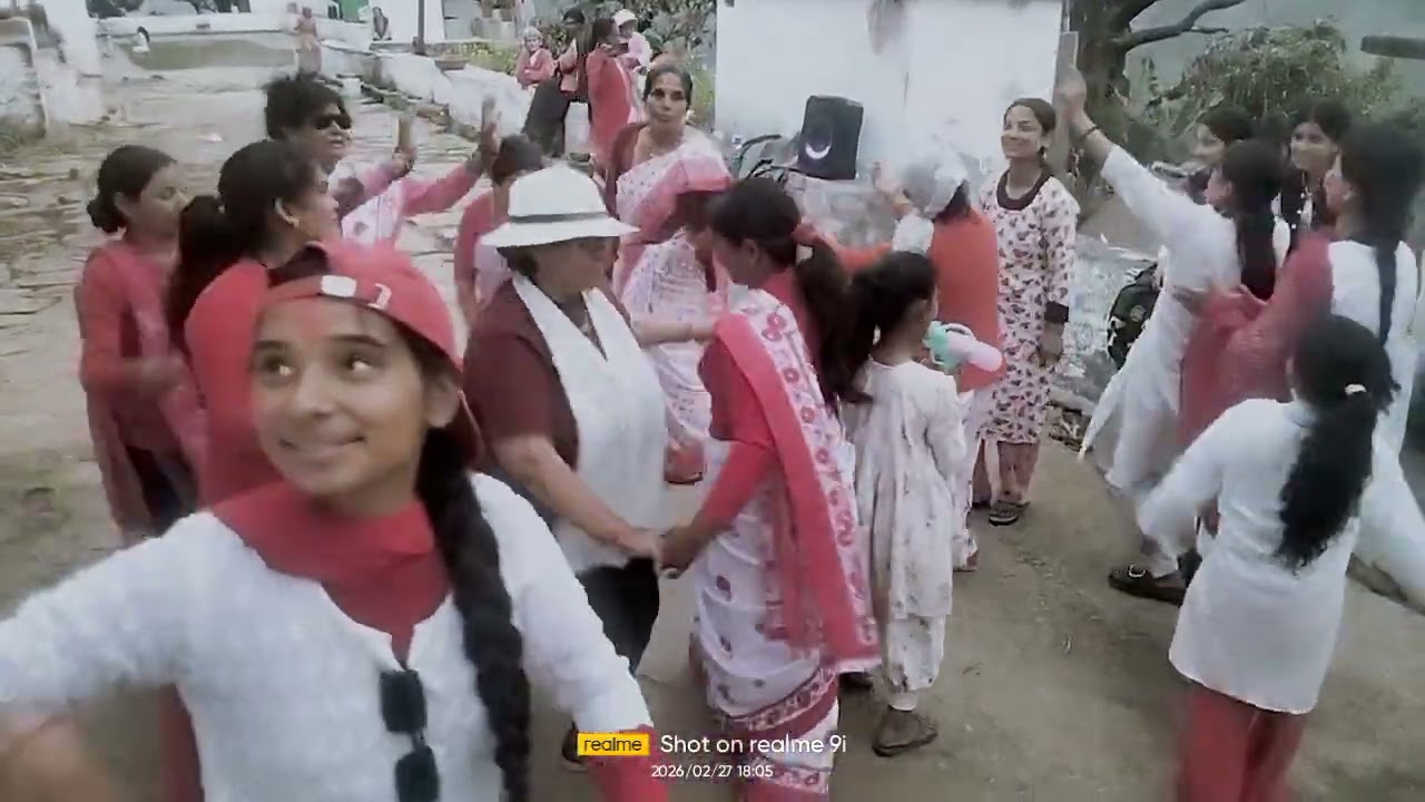 Gaon k holi k bt to kuch or hi h 