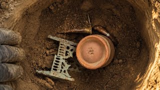 🔥 We Found Something Hidden Underground!  😱TreasureFind #AncientDiscovery 🚫#BuriedTreasure 