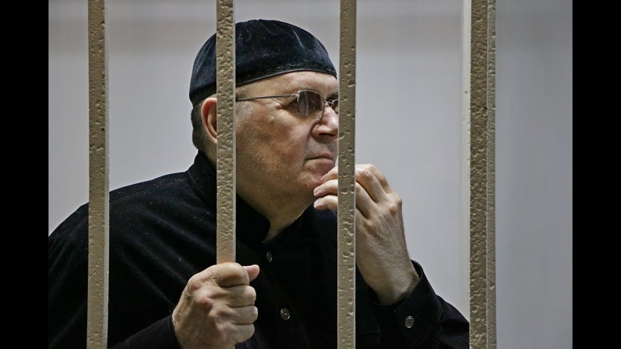 Оюб Титиев. Фото Оюб Титиев. Чеченский правозащитник. 24 часа судья
