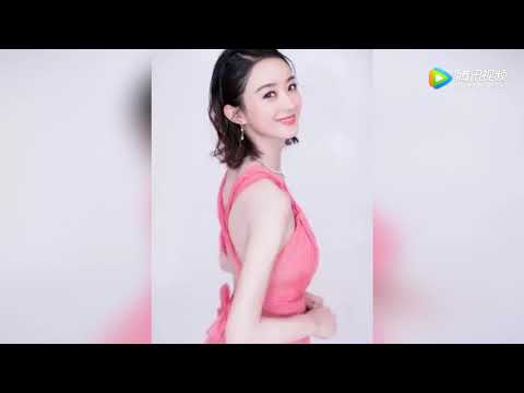 赵丽颖粉色吊带裙秀美背却露出旧伤 网友：难怪要贴花！