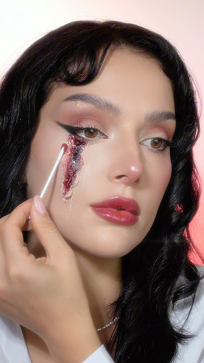 Simple Halloween look ⚠️fake blood #halloween #makeuptutorial p