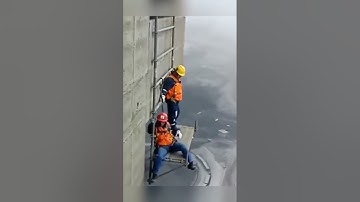 Scaffold from hell, I felt sick watching this. #shorts #builders #scaffolding #death