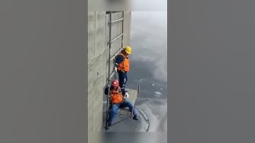 Scaffold from hell, I felt sick watching this. #shorts #builders #scaffolding #death