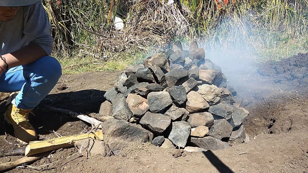 Elaboración de la tradicional Pachamanca / Watya en Huancavelica