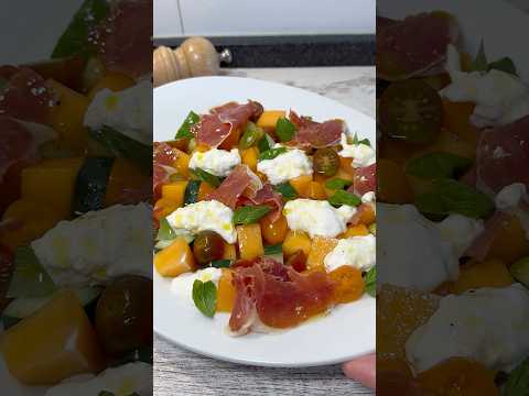 Ensalada de melón, jamón y burrata 🥒🍅 ¡Perfecta para este verano! #youtubeshorts #recetas