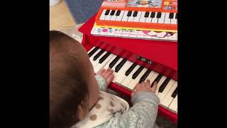 カワイミニピアノP-32  を弾く生後4ヶ月の赤ちゃん