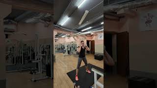Круговая жиротопная тренировка для всего тела с гантелями ракурс 1.