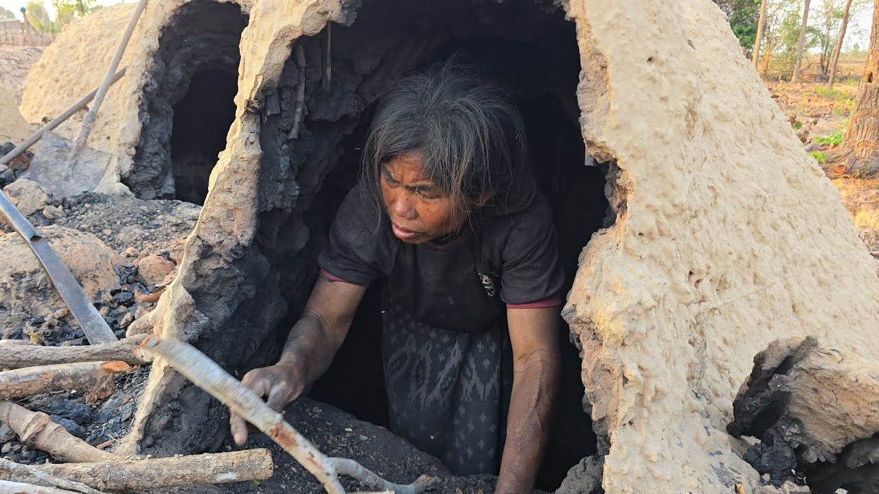 อี่สีมาช่วยแม่เก็บถ่านนึ่งข้าวผัวไปยังบ่อมา