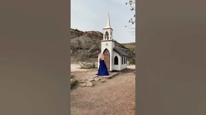 This tiny church in Canada fits only 7 people incl...