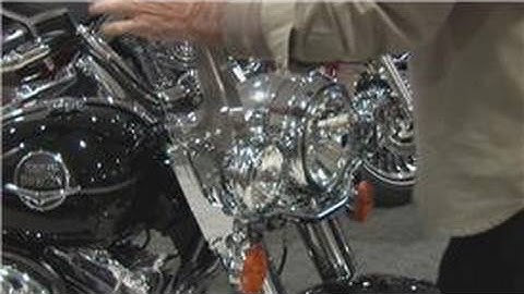 Harley Davidson Motorcycle Maintenance : How to Put a Quick Detach Windshield on a Harley