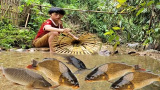 wandering boy weaving a bamboo basket caught a large school of fish in the stream_Wandering boy