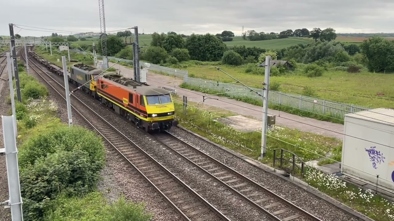 Freightliner. 90041 and 90014 “Over the Rainbow.” 🍏🍊