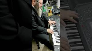 Video thumbnail of "מאיר אדלר מנגן אחרי תיקון לאורגן בצליל תקין אצל איציק האחד והיחיד"