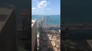 فيديو  للحظة سقوط هيكل حديدي  على كورنيش البحر في ستانلي الاسكندريه