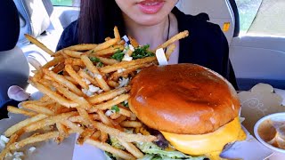 ASMR EATING WAGYU BEEF DOUBLE CHEESEBURGER GARLIC FRIES CAR MUKBANG REAL Sound 먹방 TWILIGHT SHOW