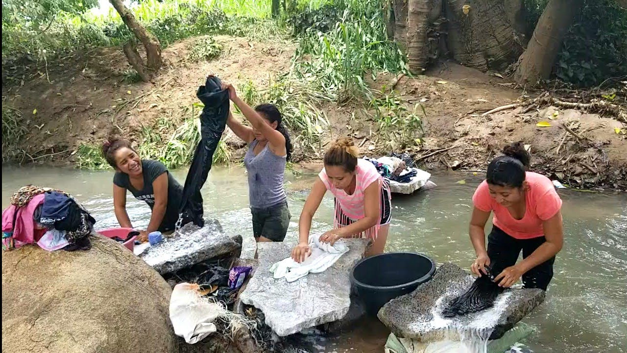 Chapinas Lavando En Una Piedra en el Rio - YouTube
