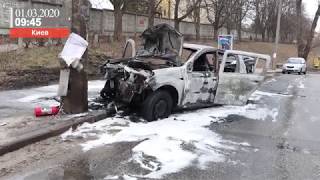 В Киеве на Подоле Dacia врезалась в столб и загорелась