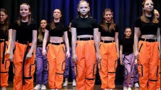 Идея Флешмоба для детей | Девочки танцуют под We will we will rock you