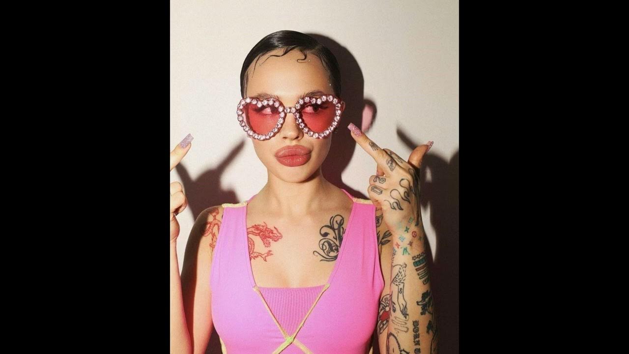 Инстасамка поет в живую. Инстасамка 2022. Инстасамка поет в живую. Инстасамка с красными волосами 2022. Инстасамка поет в живую.