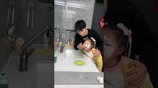 منها لم تت              ختأبي  هل أنت متأكد من أنك غسلت وجه أختك                     سمعها