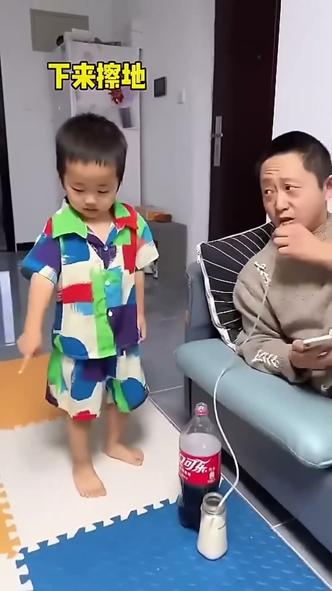 爸爸挺会享受啊，儿子都看不下去了，必须给他长长记性！#Cute baby#Cute#呆萌小米宝#聪明宝宝#萌娃
